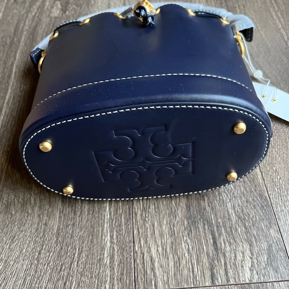 Tory Burch T Monogram Leather Bucket Bag / Midnight - Picture 6 of 8